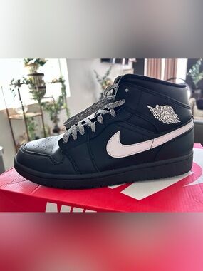 Jordan Air Jordan 1 Mid Black White Sneakers